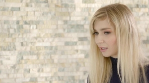 Wet pussy brunette Mackenzie Moss fingering