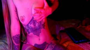 Skinny inked whore masturbation on live cam