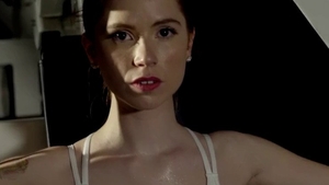 Very hot queen raw at the gym