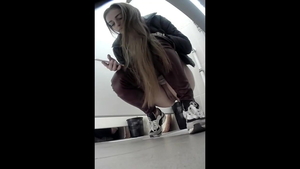 Pissing in the toilet HD