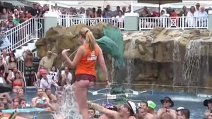 Very hot brunette gets a buzz out of nailing HD