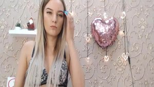 Amazing model wearing bra masturbation on web-cam solo